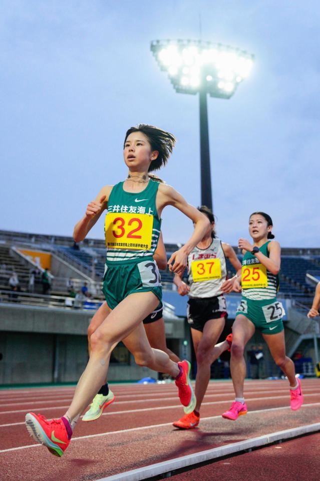 　女子１万メートルで５位の不破聖衣来（手前）