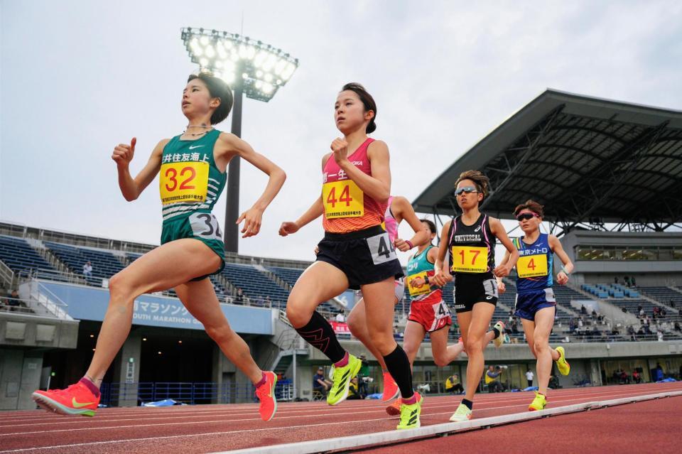 　女子１万メートルで５位の不破聖衣来（左端）