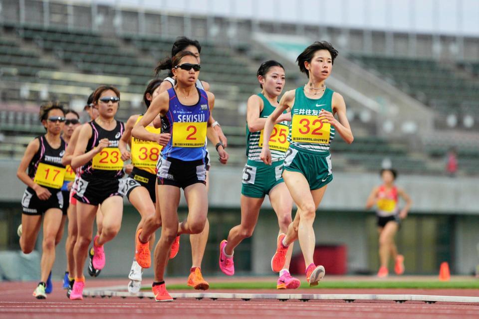 　女子１万メートルで５位の不破聖衣来（手前）