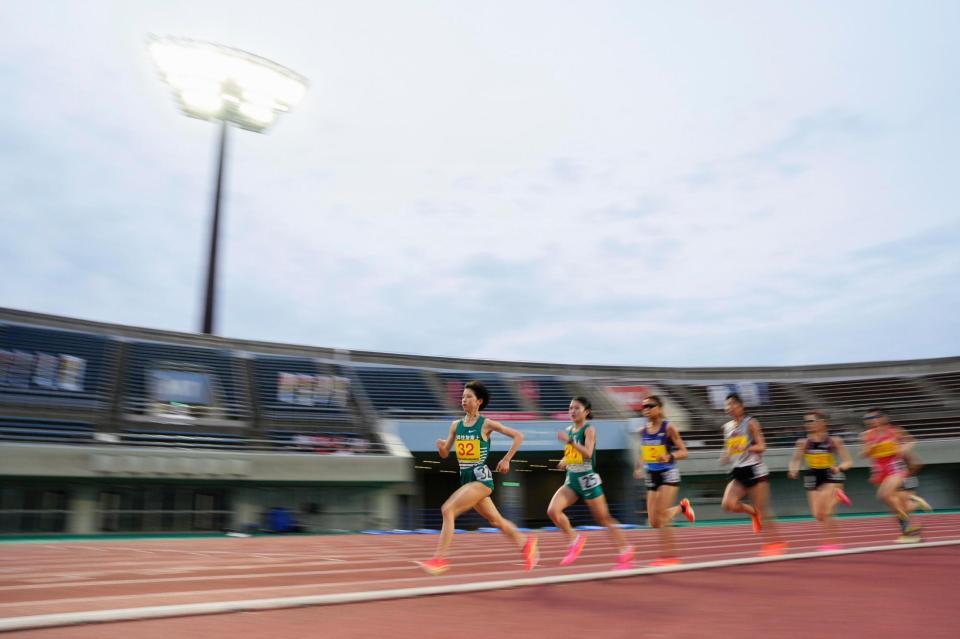 　女子１万メートルで５位の不破聖衣来（左端）