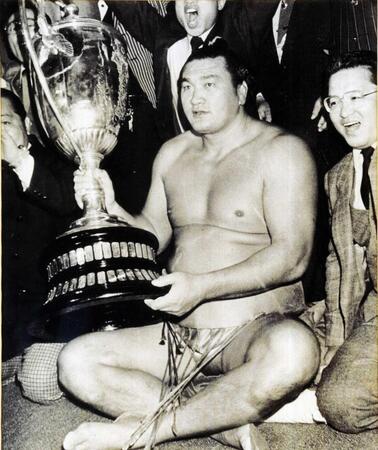 　賜杯を抱く輪島、右が小田禎彦氏＝小田禎彦氏提供