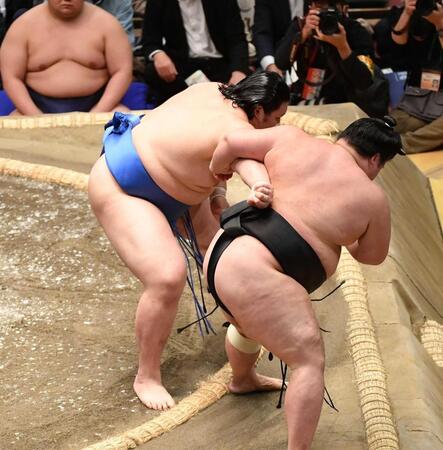 　明生（手前）を寄り切りで破る＝２０２４年１月