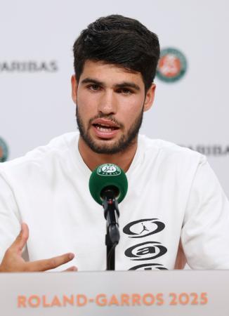 　全仏オープン開幕を前に記者会見するカルロス・アルカラス＝２３日、パリ（共同）