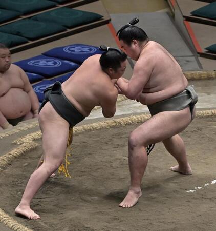 　大天狗（左）を押し出しで破った朝阪神（撮影・持木克友）