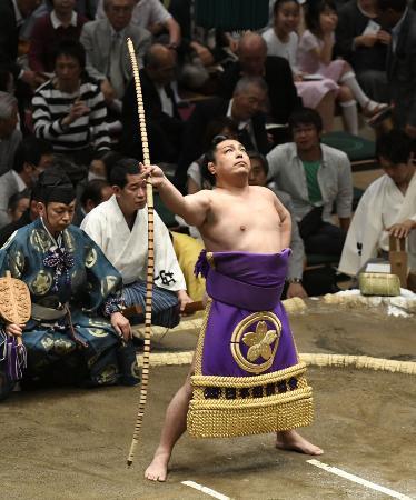 　２０１６年５月の夏場所で弓取式をする聡ノ富士＝両国国技館