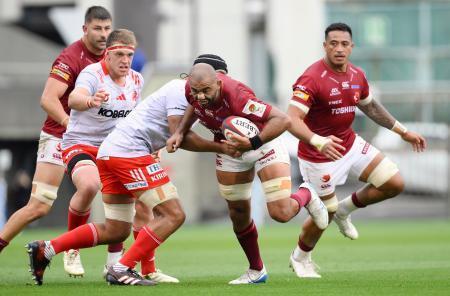 　ＢＬ東京-神戸　前半、突進するＢＬ東京・リーチ（右から２人目）＝秩父宮