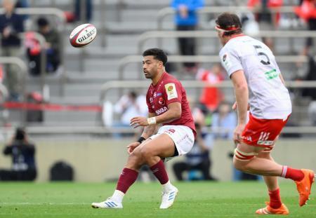 　ＢＬ東京-神戸　前半、キックで攻め込むＢＬ東京・モウンガ＝秩父宮