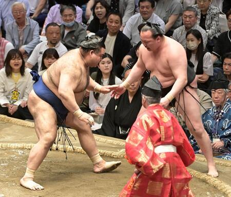 　高安に踏み出しで敗れた千代翔馬（右）＝撮影・持木克友