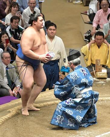 　多くの懸賞を手にする大の里（撮影・持木克友）