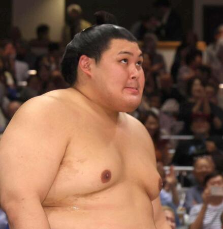 　支度部屋へ引き揚げる大の里（撮影・佐々木彰尚）