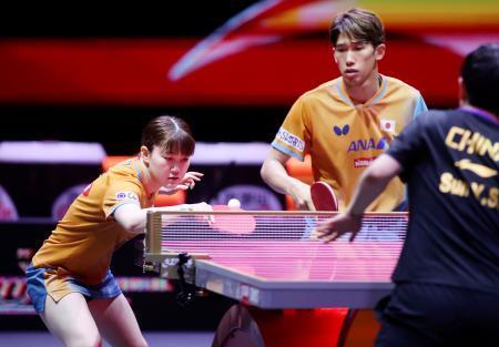 　混合ダブルス決勝でプレーする吉村真晴（右）、大藤沙月組＝ドーハ近郊（共同）