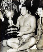 　賜杯を抱く輪島、右が小田禎彦氏＝小田禎彦氏提供