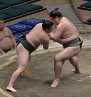 　大天狗（左）を押し出しで破った朝阪神（撮影・持木克友）