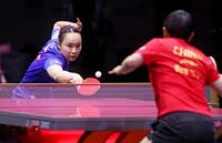 　女子シングルス準決勝で中国の孫穎莎（手前）と対戦する伊藤美誠（共同）