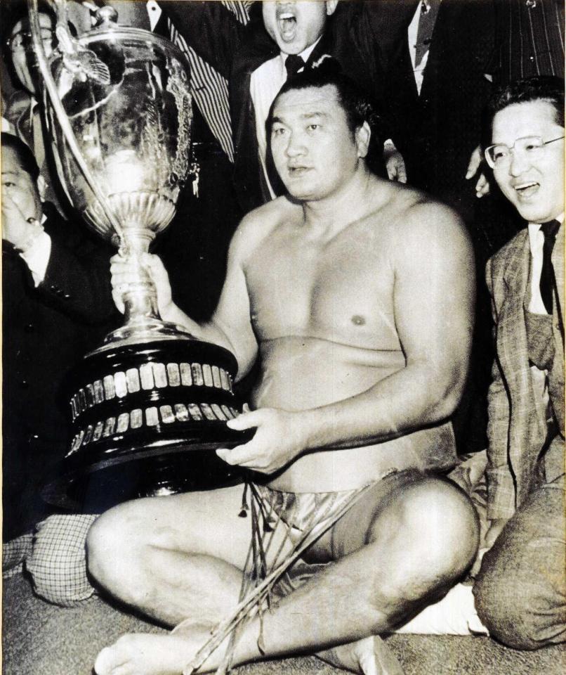 　賜杯を抱く輪島、右が小田禎彦氏＝小田禎彦氏提供