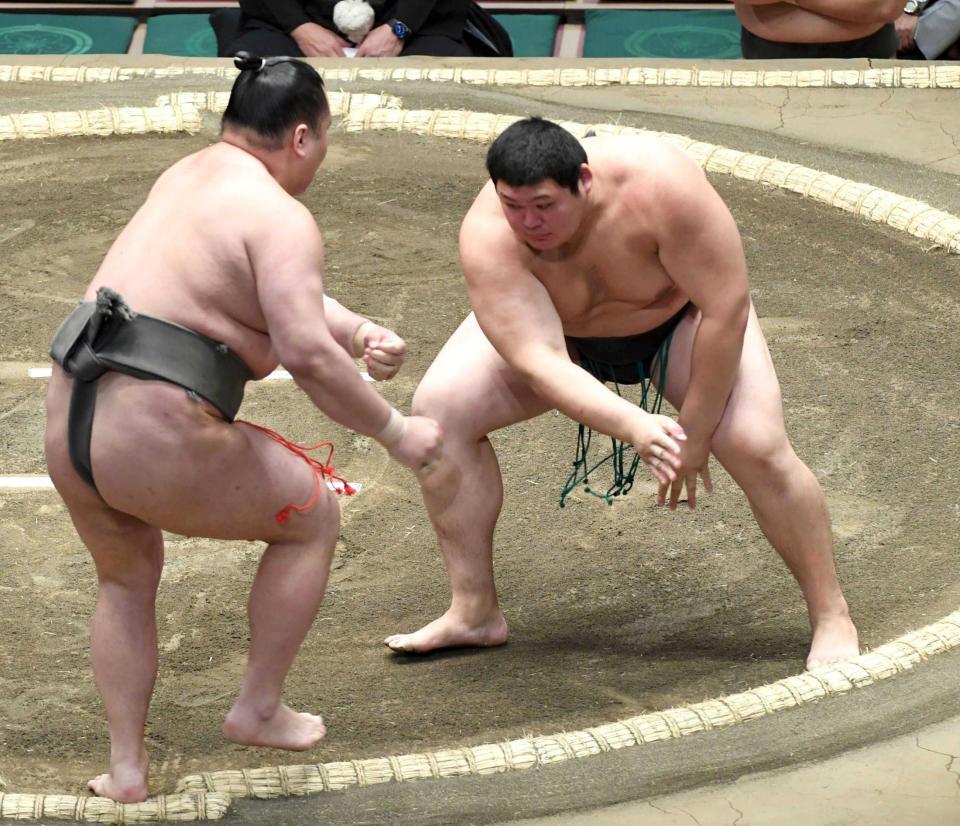 　塚原（左）を押し出しで破る＝２０２３年５月