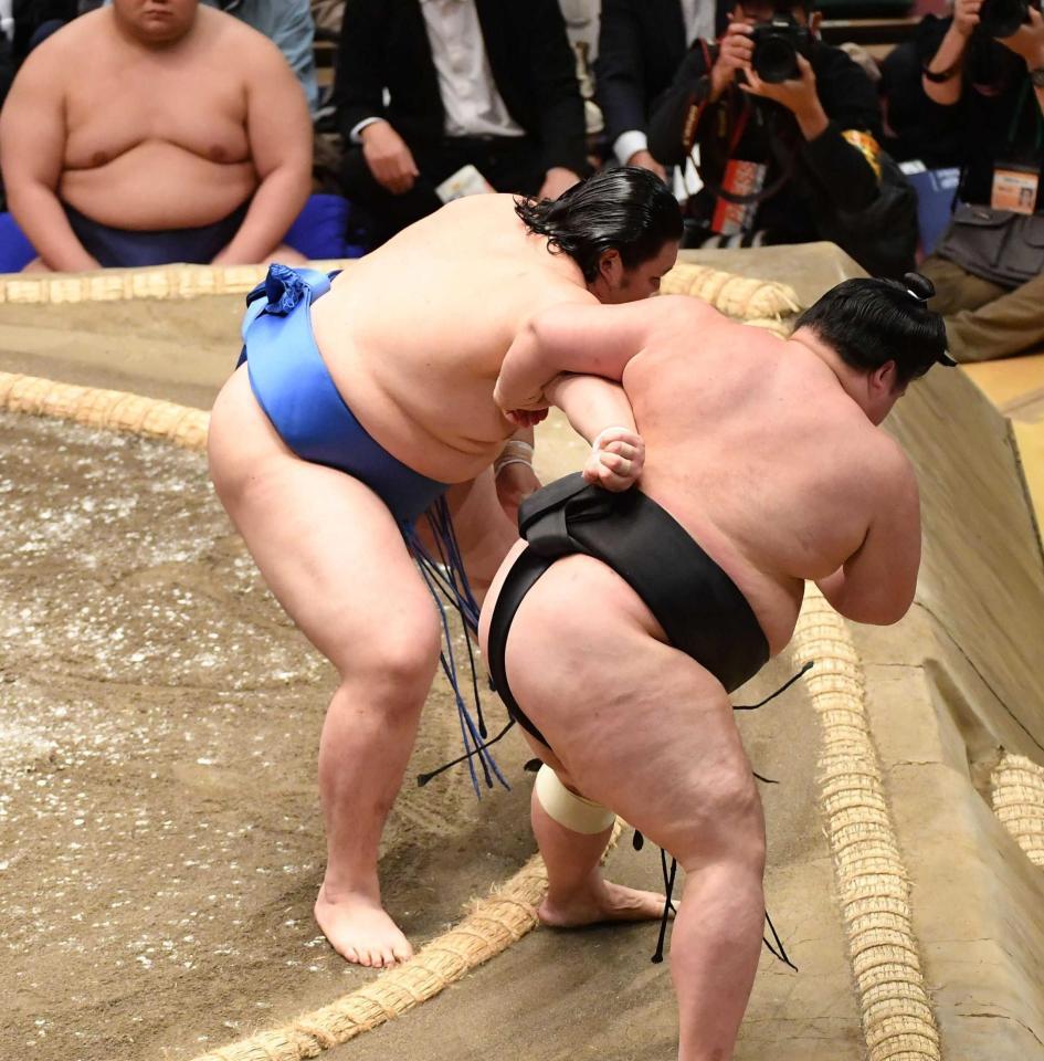 　明生（手前）を寄り切りで破る＝２０２４年１月