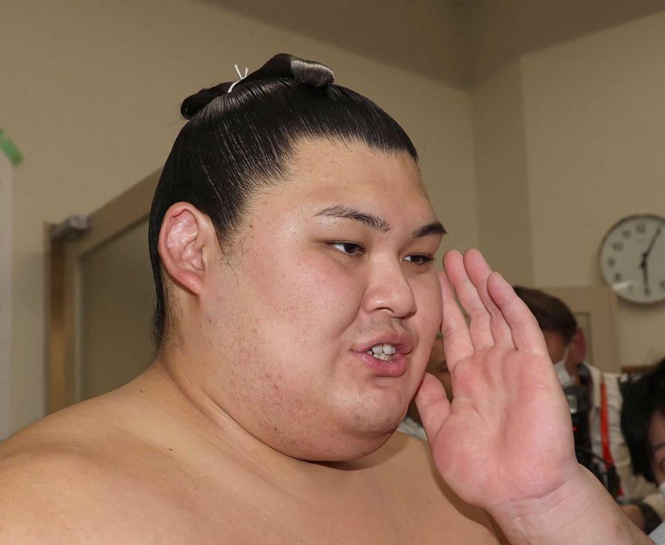 　取材に応じる大の里（撮影・佐々木彰尚）