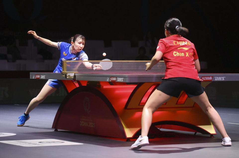 　女子シングルス準々決勝でプレーする早田ひな（左）＝共同