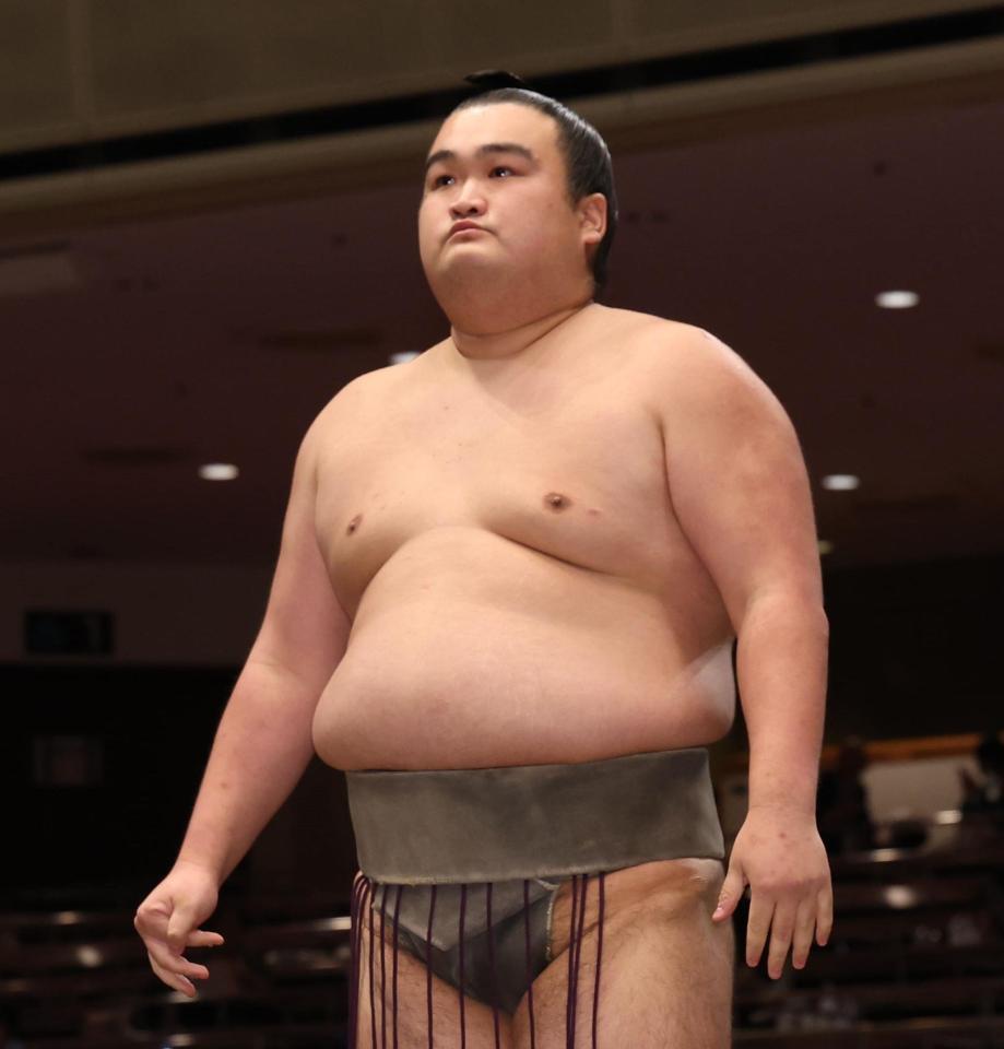 　大天狗を押し出しで破った朝阪神（撮影・佐々木彰尚）