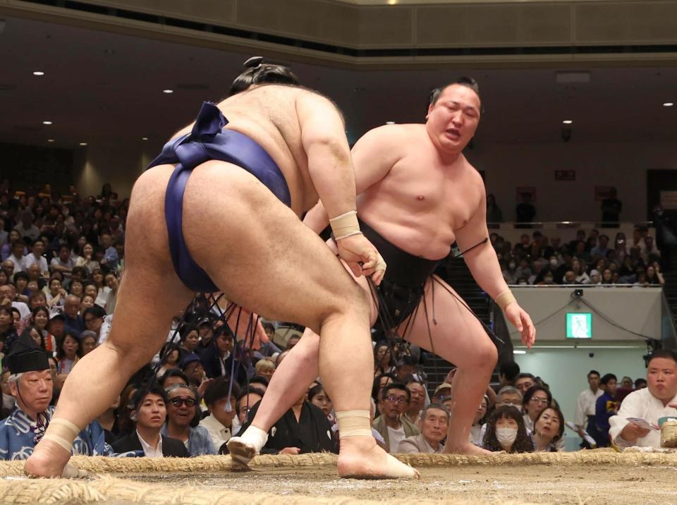 　踏み出しで敗れた千代翔馬（右）＝撮影・佐々木彰尚