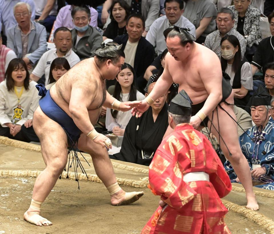 　高安に踏み出しで敗れた千代翔馬（右）＝撮影・持木克友