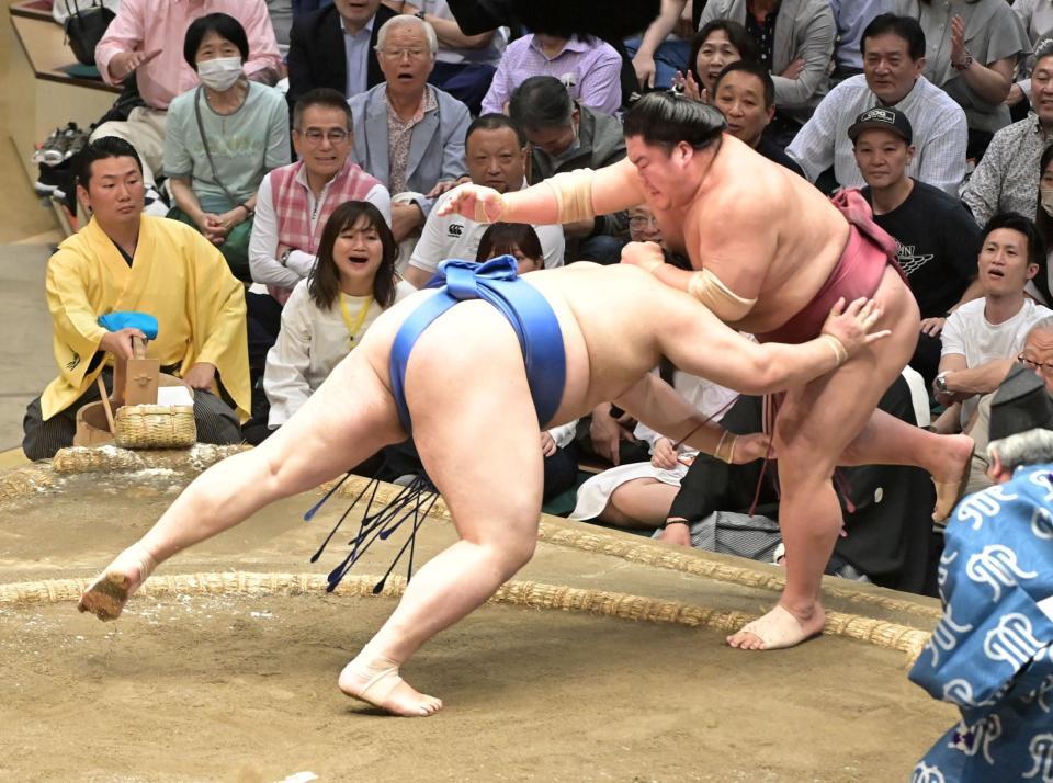 　大栄翔（右）を押し出しで下す大の里（撮影・持木克友）