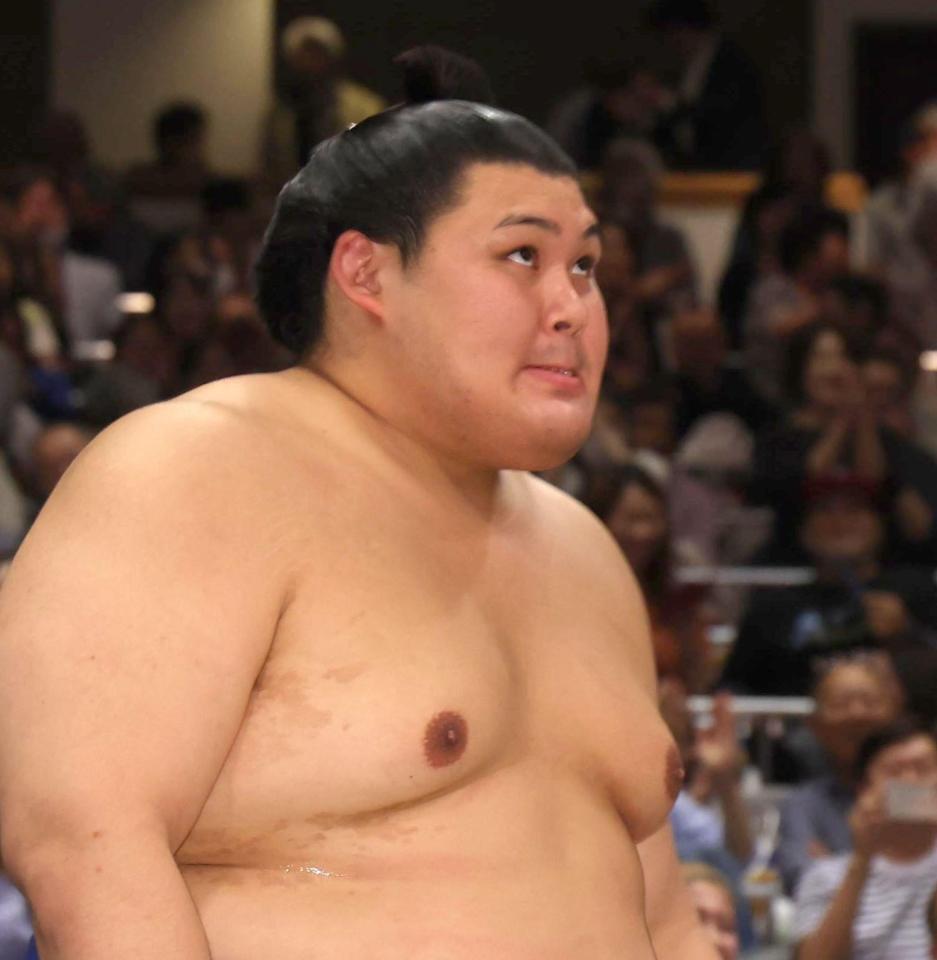 　支度部屋へ引き揚げる大の里（撮影・佐々木彰尚）