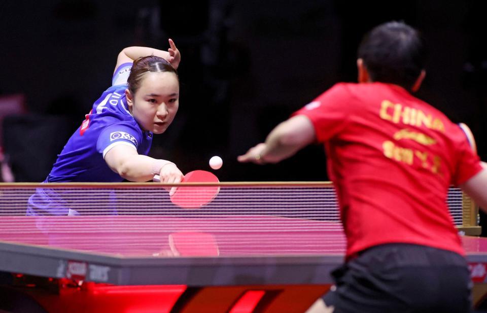 　女子シングルス準決勝で中国の孫穎莎（手前）と対戦する伊藤美誠（共同）