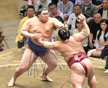 　大栄翔（右）を攻める大の里（撮影・持木克友）