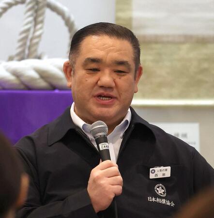 　トークショーをする西岩親方（撮影・佐々木彰尚）