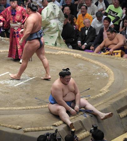 　豊昇龍（左）に土をつけられ悔しがる大の里（撮影・佐藤厚）