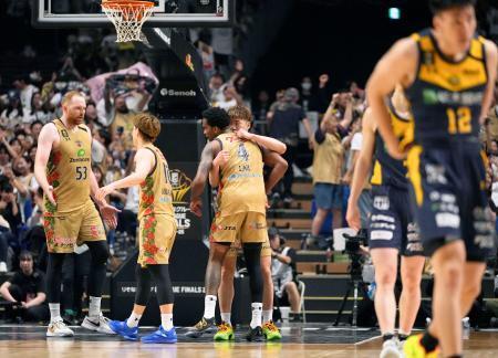 　宇都宮に勝利し喜ぶ琉球の選手ら＝横浜アリーナ