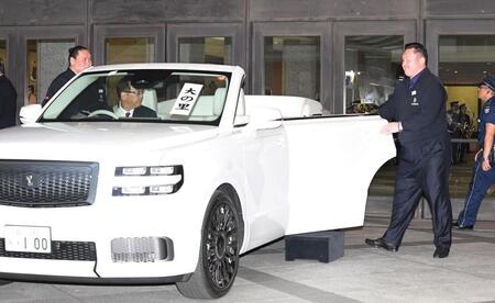 　オープンカーの横で大の里を待つ宮城野親方（右）と照ノ富士親方（左）＝撮影・佐藤厚