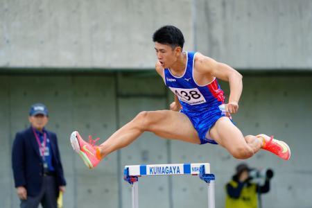 　男子４００メートル障害（タイムレース）で優勝した児玉悠作＝熊谷スポーツ文化公園陸上競技場