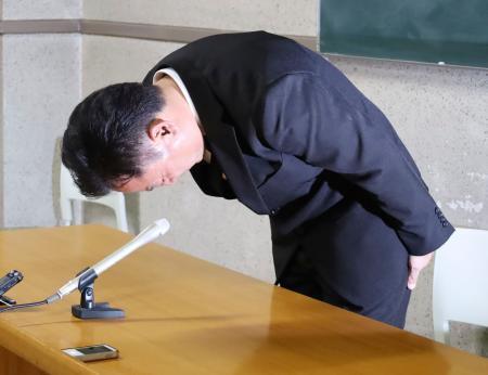 　アジア大会とアジアパラ大会の一般ボランティアに市民らを無断で応募したことを謝罪する名古屋市議会副議長の上園晋介氏＝２５日午後、名古屋市役所