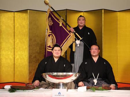 　写真に納まる（左から）大の里、白熊、二所ノ関親方（撮影・佐々木彰尚）