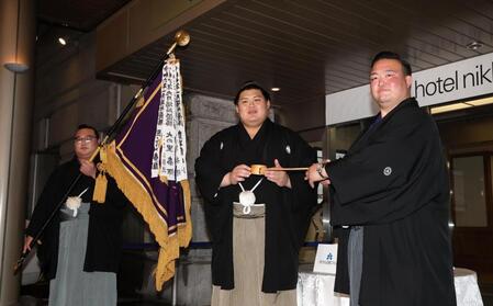 　二所ノ関親方（右）に水をつけてもらう大の里。左は白熊（撮影・佐々木彰尚）