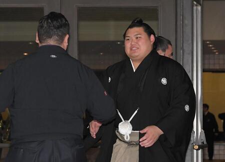 　宮城野親方（左）から祝福される大の里（撮影・佐藤厚）