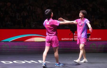 　男子ダブルス決勝で勝利し、喜ぶ篠塚大登（左）、戸上隼輔組＝ドーハ近郊（共同）