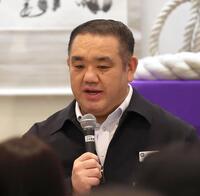 　トークショーをする西岩親方（撮影・佐々木彰尚）