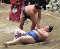 　上手ひねりで大の里（下）を下した豊昇龍（撮影・佐藤厚）