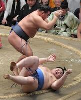 　上手ひねりで大の里（下）を下した豊昇龍（撮影・佐藤厚）