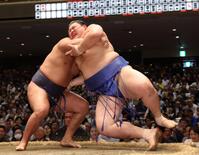　豊昇龍（左）に上手ひねりで敗れた大の里（撮影・佐々木彰尚）