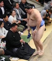 　豊昇龍に敗れ、土俵を後にする大の里。左は二所ノ関親方