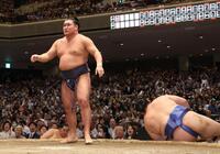 　大の里（右）を上手ひねりで下した豊昇龍（撮影・佐々木彰尚）