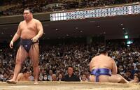 　豊昇龍（左）に敗れた大の里（右）。審判を務める二所ノ関親方（撮影・佐々木彰尚）