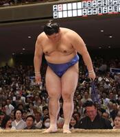 　豊昇龍に敗れた大の里（右下は二所ノ関親方）＝撮影・佐々木彰尚