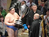 　八角理事長（右）から賜杯を渡される大の里（撮影・佐藤厚）