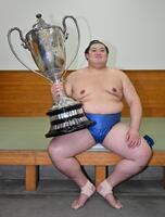 　優勝し、賜杯を手にする大の里（代表撮影）